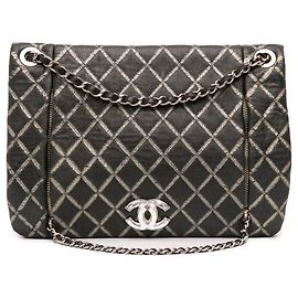 Chanel Matelassé Metálico Distressed Couro de Cordeiro CC Cristal com Aba Preto