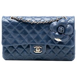 Chanel Moyen Classique Cuir de veau Glacé Camélia Double Rabat Bleu