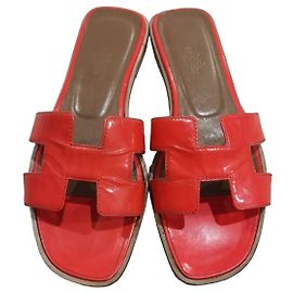Hermès Oran Sandalen aus rotem Lackleder 36 Rot