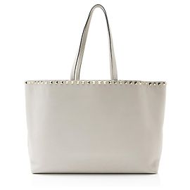 Valentino Garavani Valentino Rockstud Tote aus genarbtem Kalbsleder Grau