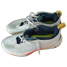 Autre Marque Baskets Jordan blanches et bleues Blanc Bleu Jaune