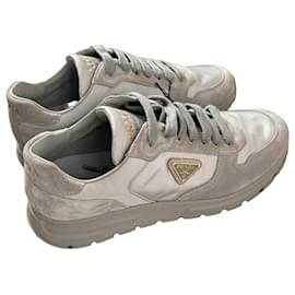 Baskets Prada en cuir et daim Blanc Gris