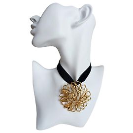 Pendente e spilla Yves Saint Laurent degli anni '80 placcati in oro D'oro
