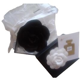 Broche Camelia Chanel de seda negra Negro