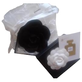 Spilla Camelia Chanel in seta nera Nero