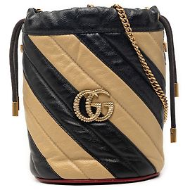 Bolsa bucket de couro matelassê diagonal Mini GG Marmont bege da Gucci Bege