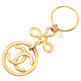 Llave de medallón CC dorado chapado en oro de Chanel Dorado