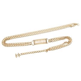 Cinto de corrente dupla em ouro dourado com placa Coco em strass da Chanel Dourado