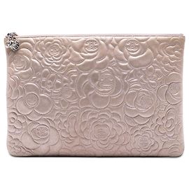 Chanel Pink Large CC Prägung Metallic Lammleder Camellia O Case Clutch Pink