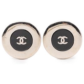 Brincos de botão em prata e esmalte CC da Chanel Prata