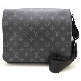 Louis Vuitton Monogram Eclipse District PM Schultertasche Schwarz