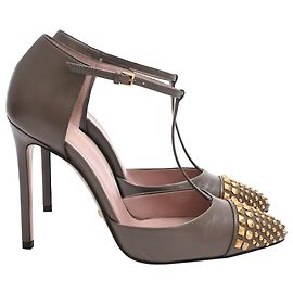 Pumps T-Strap Coline con borchie Gucci in pelle marrone Marrone