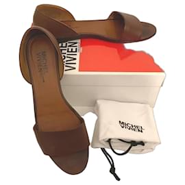 Modelo Dada de Michel Vivien en cuero de ternera tabaco Camello