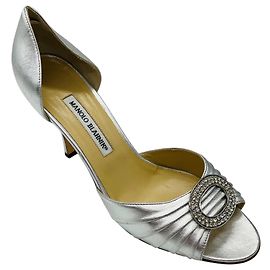 Talons D'Orsay en argent Manolo Blahnik avec broche en cristal Argenté