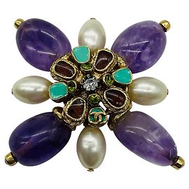 Broche CC Logo embelezada com pedras em roxo / turquesa / strass / pérolas da Chanel 2005 Multicor
