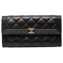 Cartera larga Boy de caviar acolchado negro de Chanel Negro