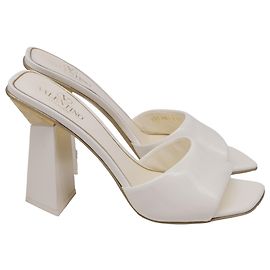 Sandales Hyper One Stud Valentino Garavani en cuir verni blanc Blanc Écru