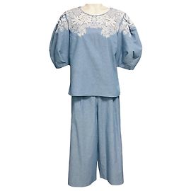 Conjunto de blusa e calças em chambray azul claro / branco com detalhes em renda Carolina Herrera Azul