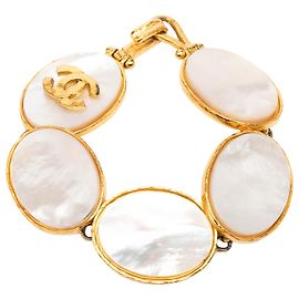 Pulseira de Cuff de Pérola Mãe com Banho de Ouro CC da Chanel Dourado