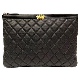 Chanel Boy Clutch aus Kaviarleder Schwarz