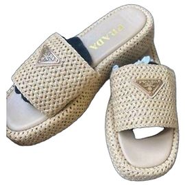 Prada Strohsandalen mit Dreieck Logo Stroh