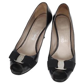 Salvatore Ferragamo Vara Ruban Escarpins Cuir Noir Auth 174627A Noir
