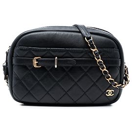 Bolsa de câmera pequena em couro de cordeiro matelassado preto com fivela Chanel Preto