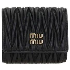 Miu Miu Pequeña cartera de cuero napa acolchado Afpp Negro