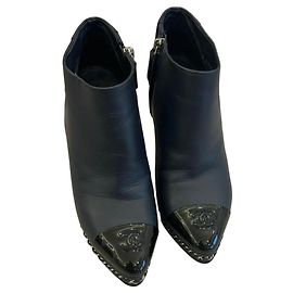 Botas de Tornozelo Chanel em couro preto com logo CC e corrente Preto