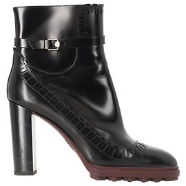 Botas de tornozelo em couro preto com fivela e corte a laser da Tod's Preto