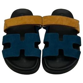 Sandales Chypre Hermès en cuir de chèvre suédé Vert mousse Naturel 37 Multicolore