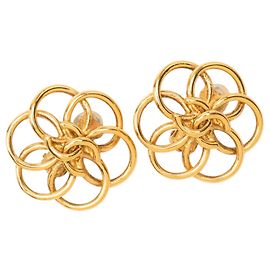 Boucles d'oreilles clips en forme de fleur en plaqué or CC doré de Chanel Doré