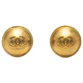 Pendientes redondos de clip en oro dorado CC de Chanel Dorado
