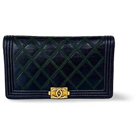 Cartera Chanel Boy con solapa de charol acolchado larga Azul marino