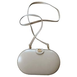 Gucci Bolsa de ombro oval em couro bege Bege