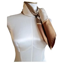 Lenço Hermès "Pássaros Migratórios" 90 × 90 cm – seda vintage – excelente estado Marrom Bege