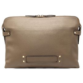 Clutch Rockstud em couro de bezerro granulado marrom Valentino Marrom Taupe