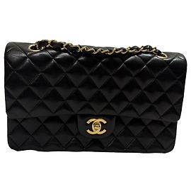 Bolsa de Ombro Chanel Medium Classic Double-Flap em Couro de Cordeiro Preto Preto