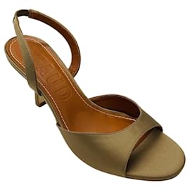 Sandalias de tacón Brigitte de satén taupe / trufa de Staud Camello