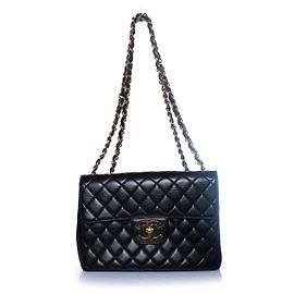 Chanel, Bolsa jumbo maxi clássica em preto Preto