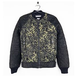 Jaqueta bomber camuflada acolchoada Chanel por Karl Lagerfeld dos anos 2000 Verde