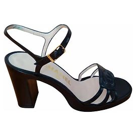 CHANEL LEATHER SANDAL WITH CC LOGO. Black