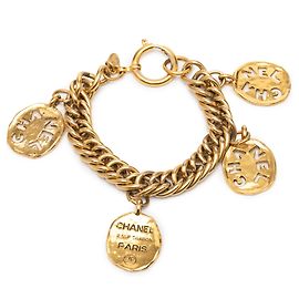 Pulseira charm em ouro dourado com logo Chanel 31 Rue Cambon Dourado