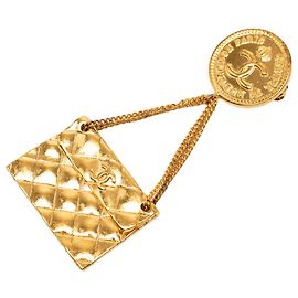 Broche Chanel em metal dourado com logo CC e design matelassê Dourado