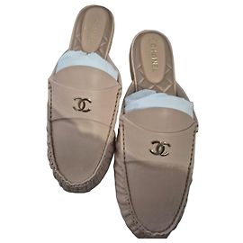 Mules Chanel en cuir beige Beige