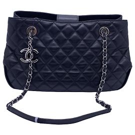 Bolsa Tote Chanel em pele de ovelha preta Preto