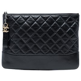 Clutch Gabrielle O em couro de bezerro envelhecido preto médio da Chanel Preto