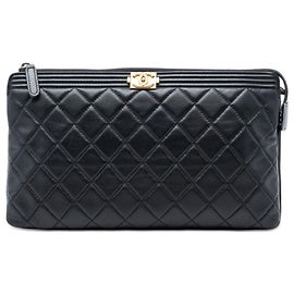 Clutch Boy de piel de cordero acolchada negra de Chanel Negro