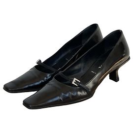 Prada Mary Jane Kitten Heels aus schwarzem Lackleder Schwarz