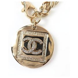 Colar Choker de metal dourado Chanel com marca Coco e strass Dourado
